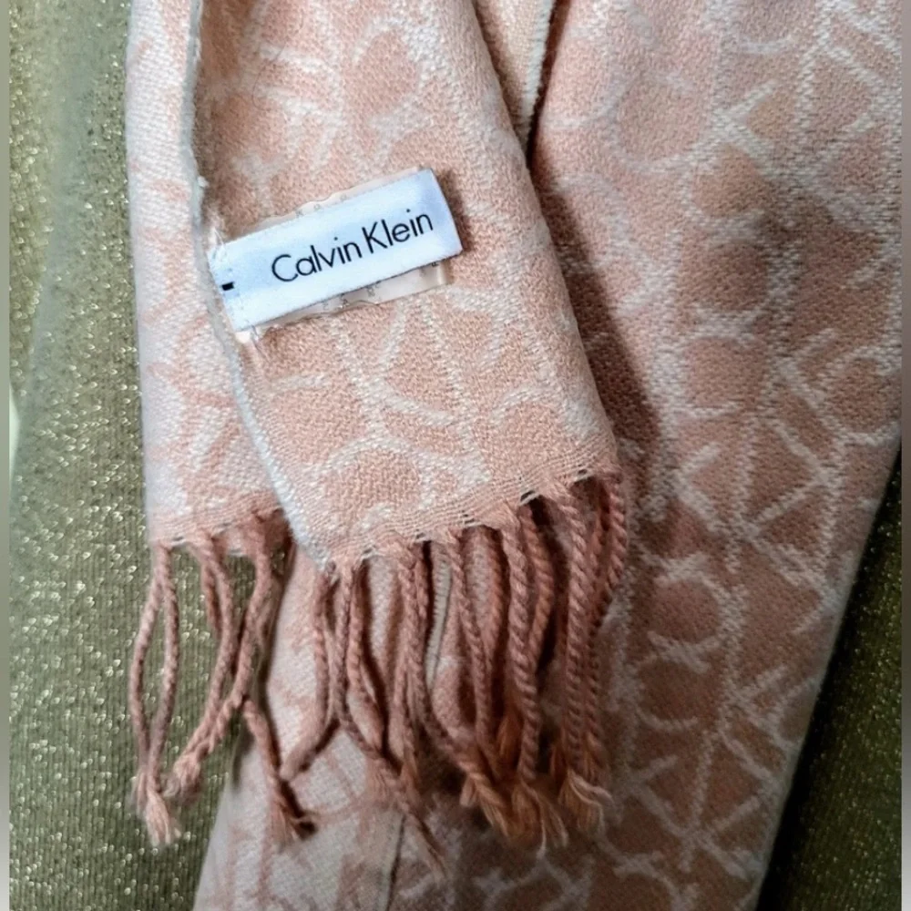 CALVIN KLEIN Classic Logo Pattern Winter Scarf/Light Peach and White Double Face